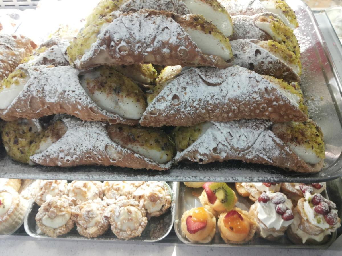 Ursino'S Luxury Panzió Catania-Fontanarossai nemzetközi repülőtér Kültér fotó